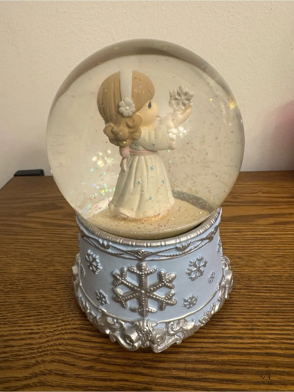 Precious Moments Musical Snow Globe Angel with Snowflake 121103 No Bubbles Clear